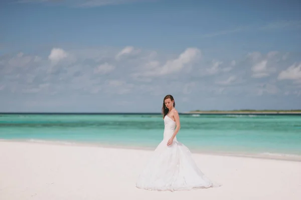 Belle mariée sur la plage de l'île — Photo