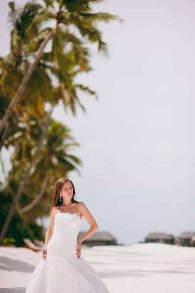 섬의 해변에 아름 다운 신부 — 스톡 사진