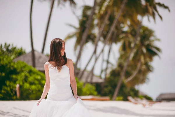 Belle mariée sur la plage de l'île — Photo