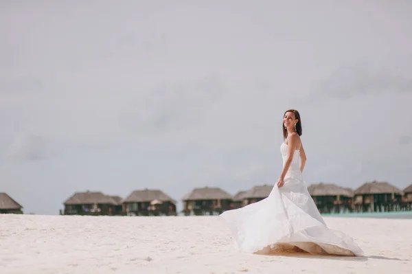 Όμορφη νύφη στην παραλία του νησιού — Φωτογραφία Αρχείου