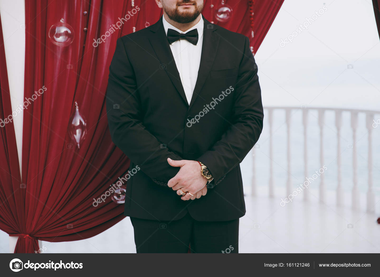 Homme Marié Dans Un Costume De Mariage Avec Papillon Mains