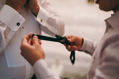 Damat Düğün kostüm ile kelebek adam. Eller, bakım, düzeltmek ayarlamak için moda için. Tonlama Instagram renkleri