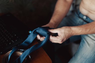 Damat takım elbiseli bir kravat düzeltir. Damat aksesuarları