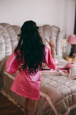 Soyunma elbise gelin. bir sabah güzel gelin