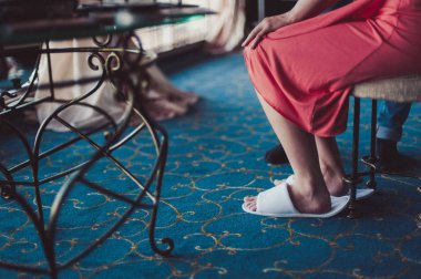 Soyunma elbise gelin. bir sabah güzel gelin