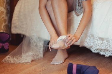 Gelin jartiyer üzerinde koyar