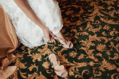 Gelin Düğün Ayakkabı koyarak