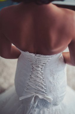 Moda nedime elbiseler yardım aşınma yay üzerinde düğün elbise gelin arkasında. Sabah düğün günü.