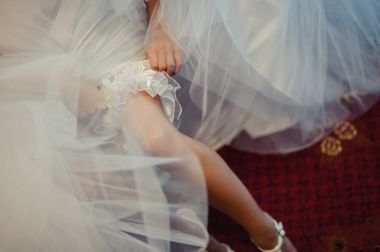 Gelin jartiyer üzerinde koyar