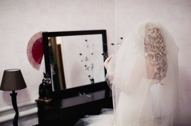 Gelin Duvak takıyor. Beyaz renk güzel uzun duvak