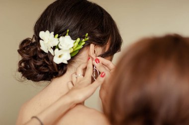 Gelin ve küpe. Gelin için güzel takı