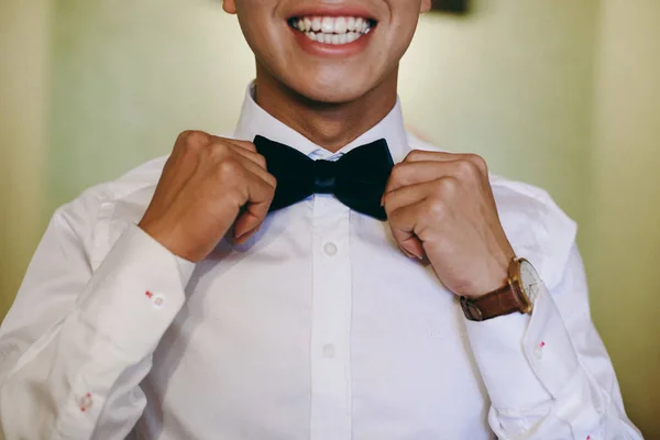 Mann der Bräutigam im Hochzeitskostüm mit Schmetterling. Hände, Pflege, Korrektur, Anpassung, Mode. Straffung der Instagram-Farben — Stockfoto
