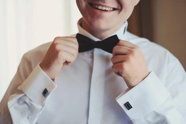 Hombre el novio en un traje de boda con mariposa. Manos, cuidado, para corregir, para ajustar, la moda. Colores de Instagram tonificación — Foto de Stock