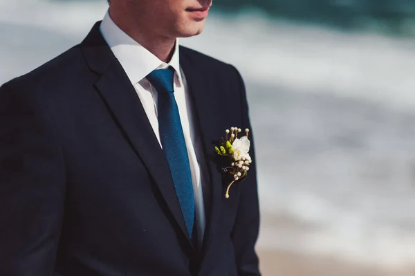 Ο γαμπρός σε ένα κοστούμι διορθώνει μια γραβάτα. Αξεσουάρ του γαμπρού — Φωτογραφία Αρχείου