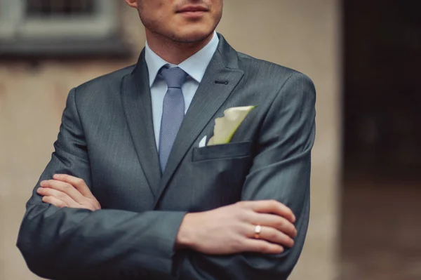 Ο γαμπρός σε ένα κοστούμι διορθώνει μια γραβάτα. Αξεσουάρ του γαμπρού — Φωτογραφία Αρχείου