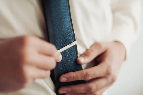Korrigiert der Bräutigam im Anzug die Krawatte. Zubehör für den Bräutigam — Stockfoto