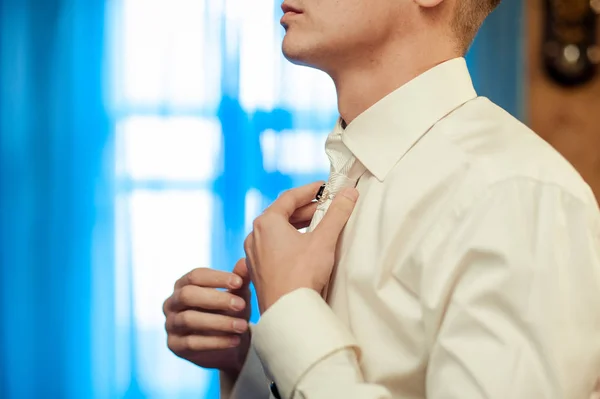 The groom in a suit corrects a tie. Groom's accessories — Stock Photo, Image