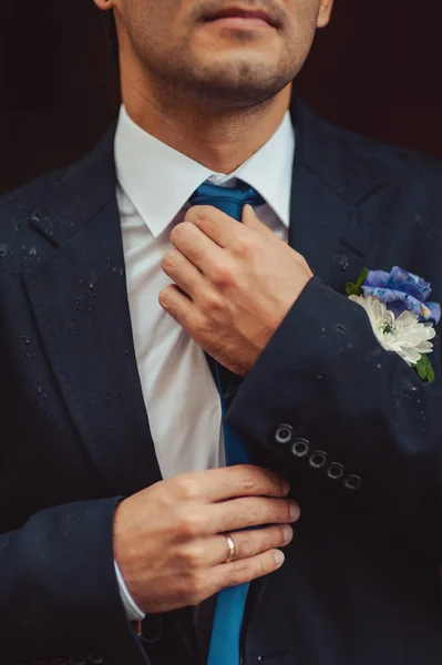 The groom in a suit corrects a tie. Groom's accessories — Stock Photo, Image