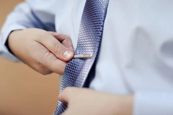 Le marié en costume corrige une cravate. Accessoires de Groom — Photo