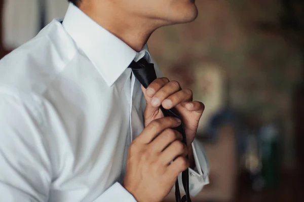 El novio del traje corrige la corbata. Accesorios del novio — Foto de Stock