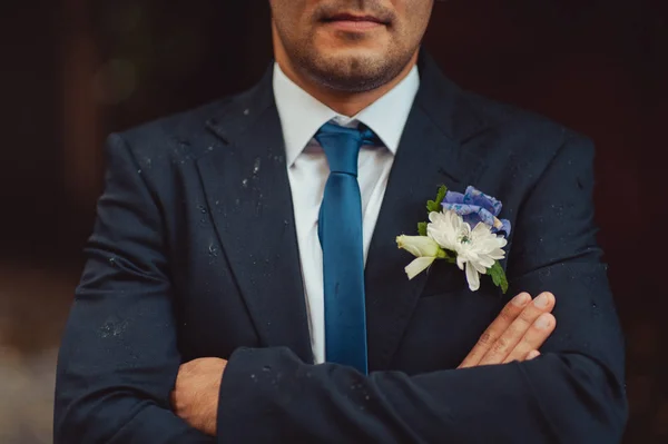 Korrigiert der Bräutigam im Anzug die Krawatte. Zubehör für den Bräutigam — Stockfoto