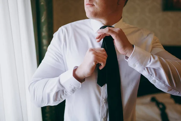 Pan młody w garniturze poprawia krawat. Akcesoria do pana młodego — Zdjęcie stockowe