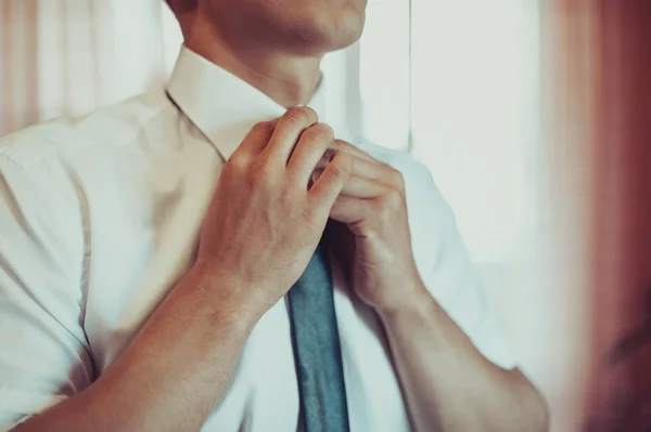 O noivo em um terno corrige uma gravata. Acessórios do Groom — Fotografia de Stock