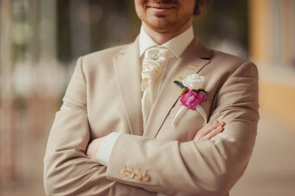 El novio del traje corrige la corbata. Accesorios del novio — Foto de Stock