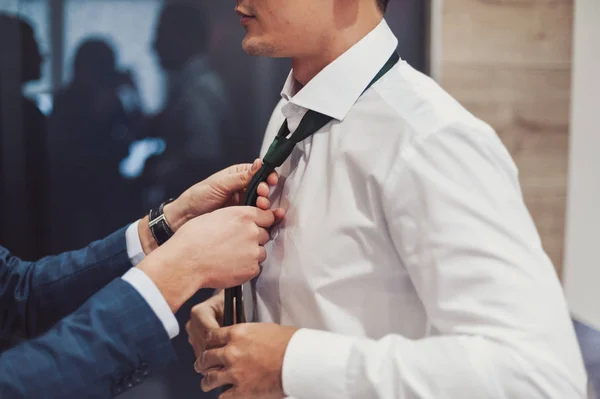 Le marié en costume corrige une cravate. Accessoires de Groom — Photo