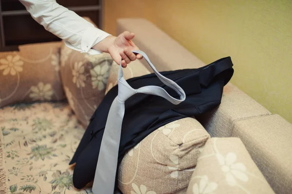 El novio del traje corrige la corbata. Accesorios del novio — Foto de Stock