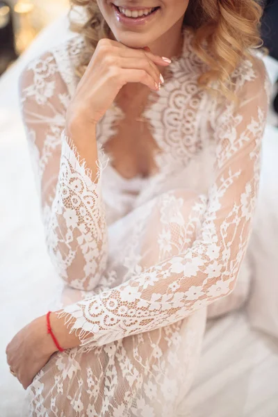 Bride in the dressing gown. beautiful bride in a morning — Stock Photo, Image