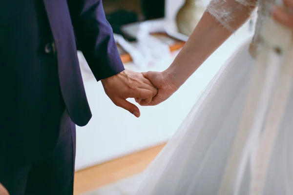 Händchenhaltend. Nahaufnahme von Eheleuten beim Händchenhalten — Stockfoto