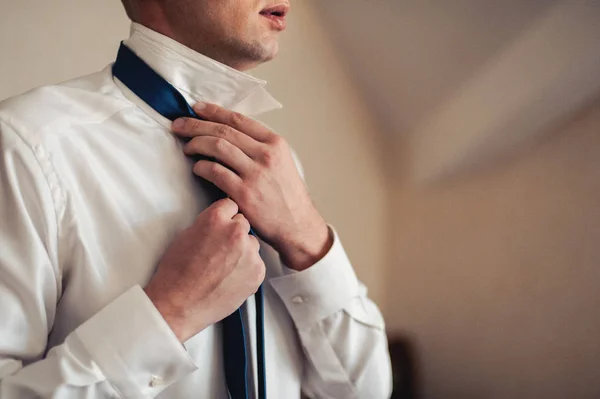 O noivo em um terno corrige uma gravata. Acessórios do Groom — Fotografia de Stock