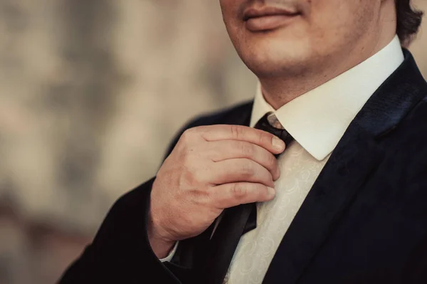 El novio del traje corrige la corbata. Accesorios del novio — Foto de Stock