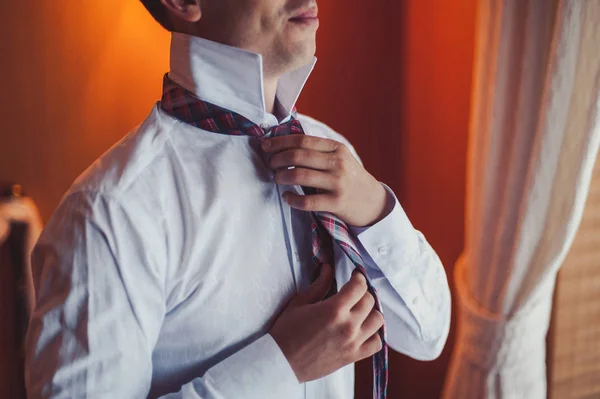 El novio del traje corrige la corbata. Accesorios del novio — Foto de Stock