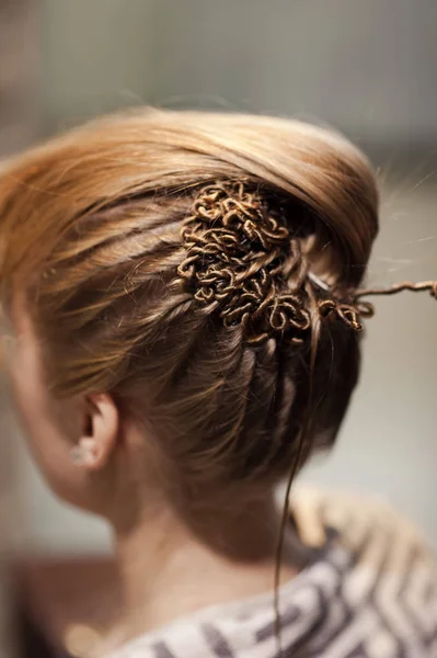 Penteado da noiva. Penteado de casamento bonito para a noiva. Grande com detalhes — Fotografia de Stock