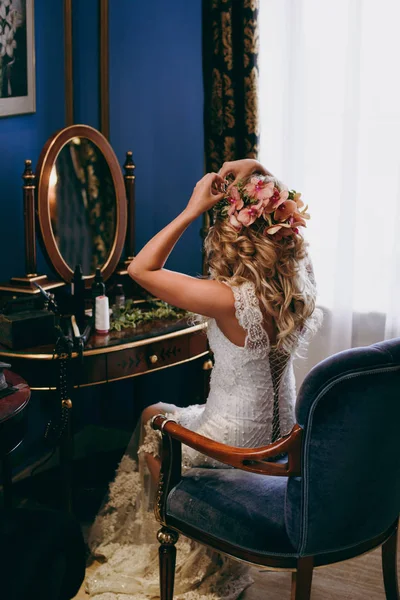 Hairstyle of the bride. Beautiful wedding hairstyle for the bride. Large with details — Stock Photo, Image