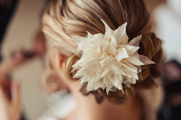 A menyasszony frizuráját. Gyönyörű esküvői frizura a menyasszony. Nagy-részletek — Stock Fotó