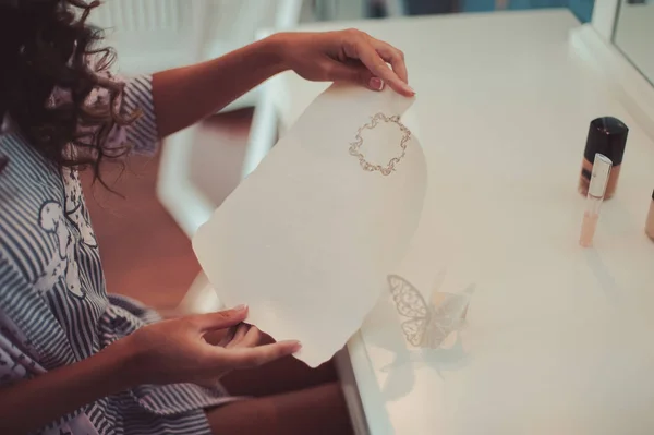 Menina com uma folha de papel no casamento — Fotografia de Stock