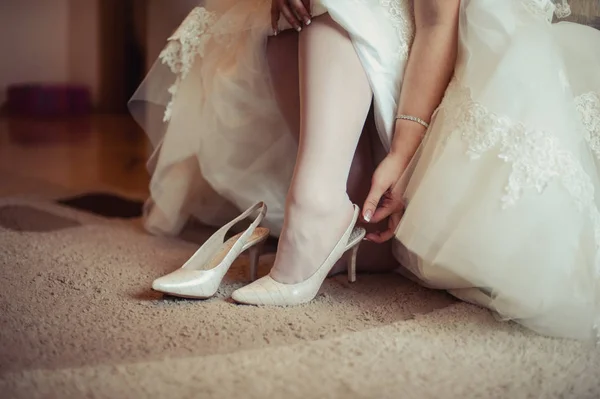Наречена одягає весільне взуття — стокове фото