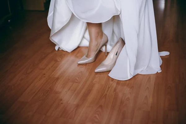 Novia poniéndose zapatos de boda — Foto de Stock