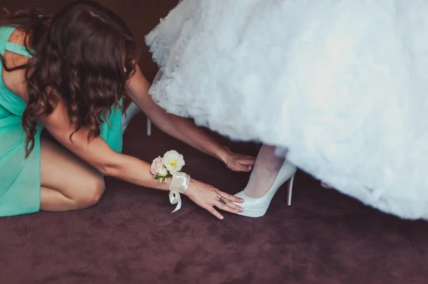 Gelin Düğün Ayakkabı koyarak — Stok fotoğraf