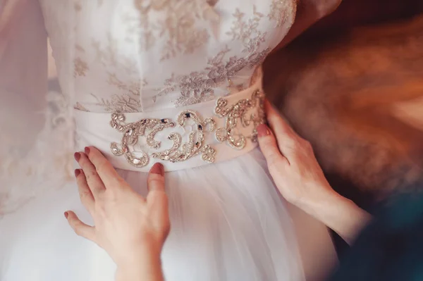 Μόδας bridesmaids φορέματα βοήθησε φθορά φιόγκο στο πίσω μέρος του γάμου φόρεμα νύφη. Το πρωί την ημέρα του γάμου. — Φωτογραφία Αρχείου