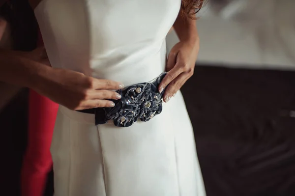 Divatos koszorúslány ruhák segített kopás íj a hátsó esküvői ruha menyasszony. Reggel esküvő napján. — Stock Fotó