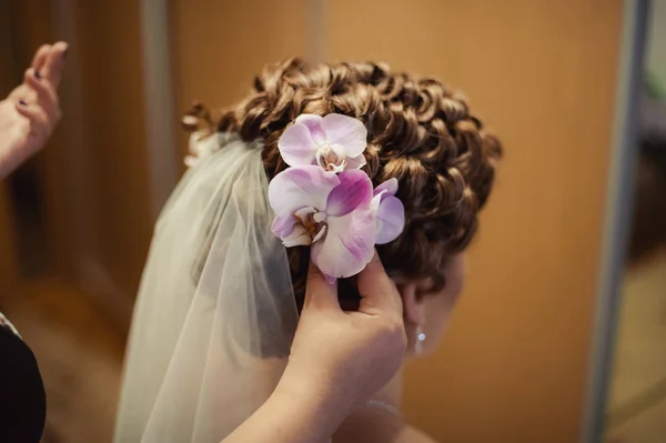 Penteado da noiva. Penteado de casamento bonito para a noiva. Grande com detalhes — Fotografia de Stock