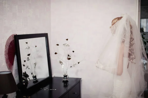 Trägt die Braut einen Schleier. schöner langer Schleier weißer Farbe — Stockfoto