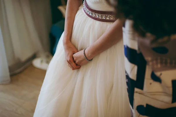 Mãos e pés da noiva. Close-ups, mãos juntas, dedos — Fotografia de Stock