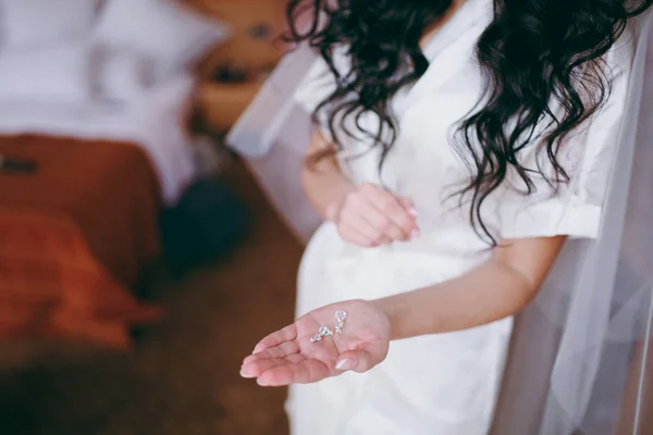 Händer och fötter av bruden. Närbilder, händer, fingrar — Stockfoto