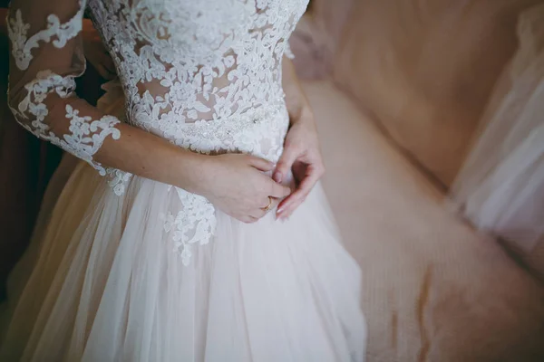 Las manos y los pies de la novia. Primeros planos, manos juntas, dedos — Foto de Stock