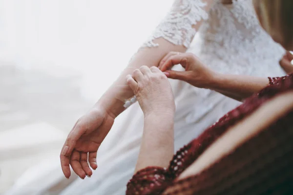Les mains et les pieds de la mariée. Gros plans, mains jointes, doigts — Photo